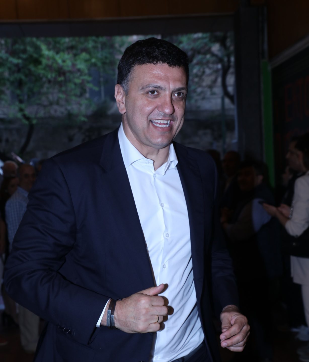 Βασίλης Κικίλιας: Ψήφισε αγκαλιά με τον γιο του