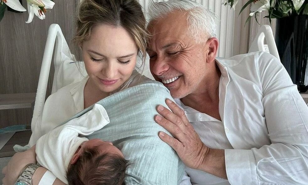 Χάρης Χριστόπουλος – Ανίτα Μπραντ: Αδημοσίευτες φωτογραφίες με τον γιο τους μέσα από το μαιευτήριο