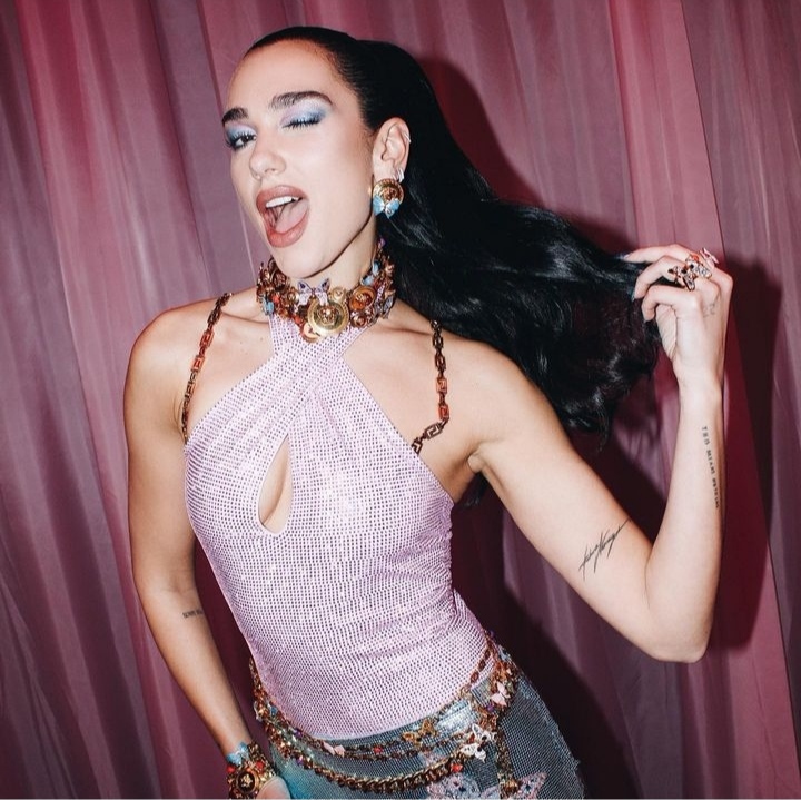 Dua Lipa: Η καθημερινή ρουτίνα της pop star - Οι ασκήσεις γυμναστικής για σφιχτό σώμα και τα μυστικά της διατροφής της