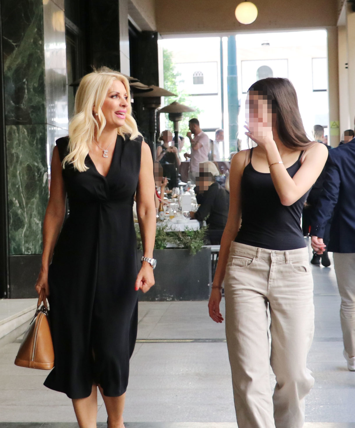 Ελένη Μενεγάκη: Μαζί με την κόρη της Λάουρα στο κέντρο της Αθήνας