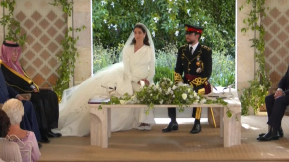 Ράνια της Ιορδανίας: Παντρεύτηκε ο πρωτότοκος γιος της - Οι πρώτες φωτογραφίες από τον βασιλικό γάμο