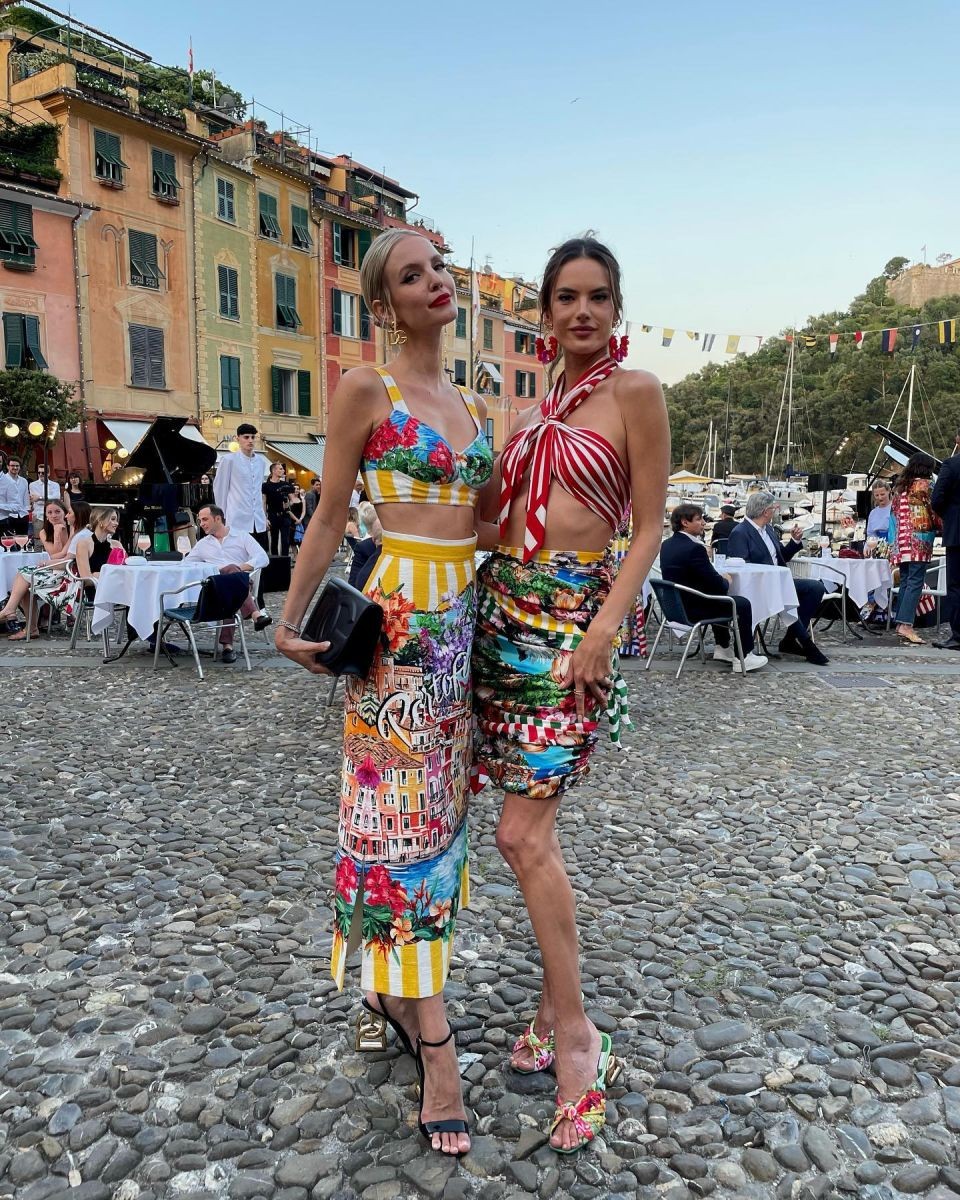 Hello June: Καλοκαιρινά σύνολα που θα αναβαθμίσουν το στυλ σου