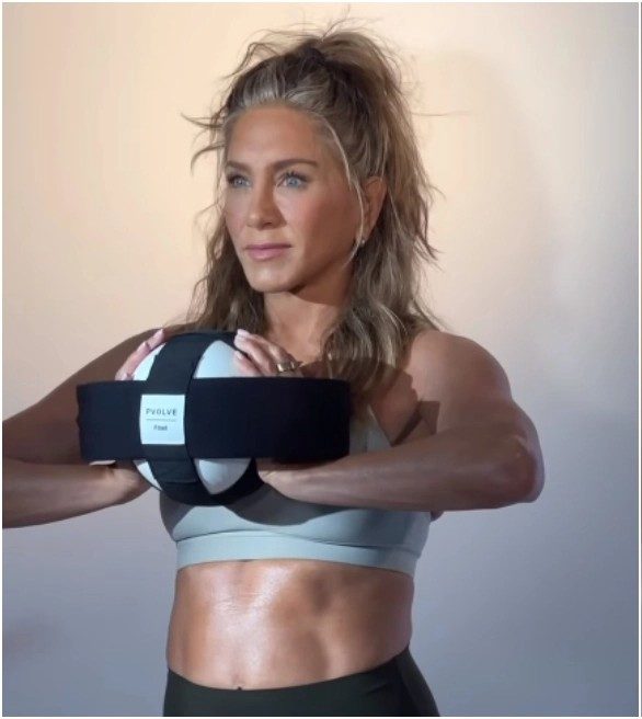 Τζένιφερ Άνιστον: Στα 54 της έχει κοιλιακούς «φέτες»