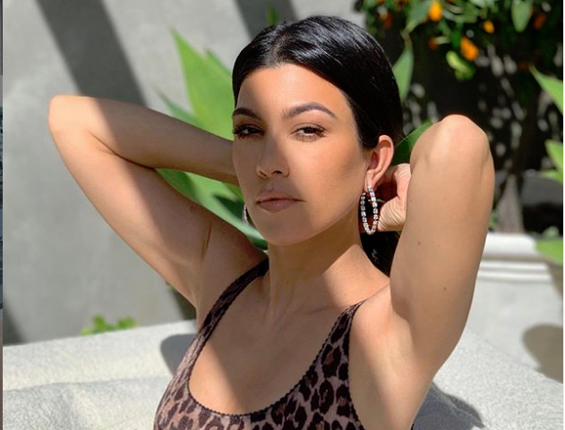 Κόρτνεϊ Καρντάσιαν: Ποζάρει με μαγιό σε προχωρημένη εγκυμοσύνη