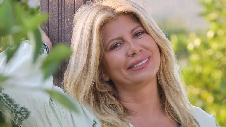 Ζήνα Κουτσελίνη: «Για 4.000 δραχμές καθάριζα το μαγαζί, τις τουαλέτες και μετά ήμουν η πιο καλή γκαρσόνα»