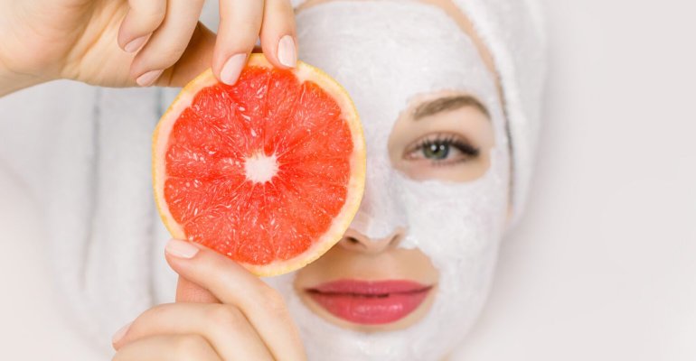 Περιποίηση προσώπου: Μάσκες με φρούτα για ενυδάτωση & λάμψη!