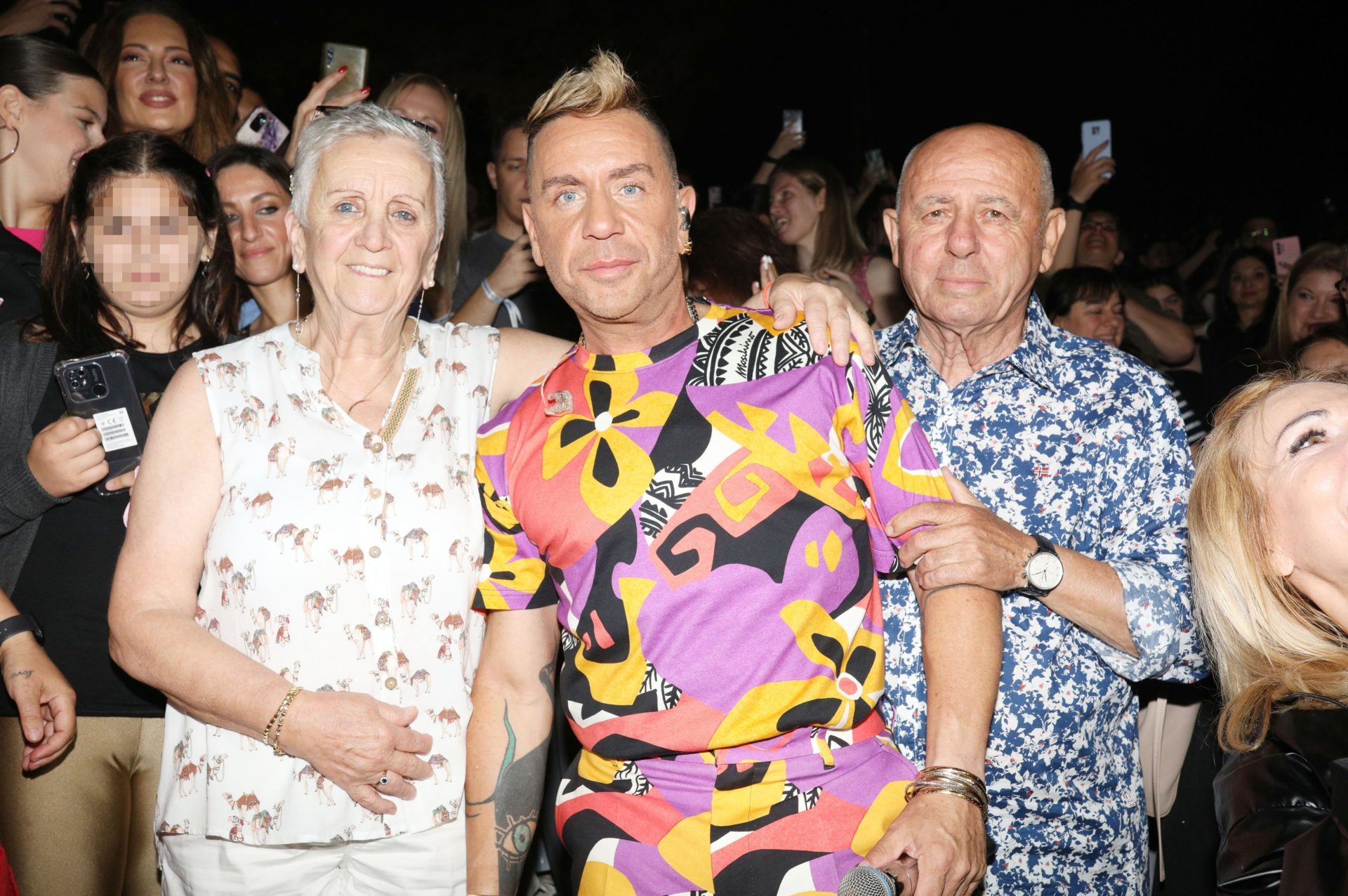 Γιώργος Μαζωνάκης: Φωτογραφήθηκε με τους γονείς του στη συναυλία του