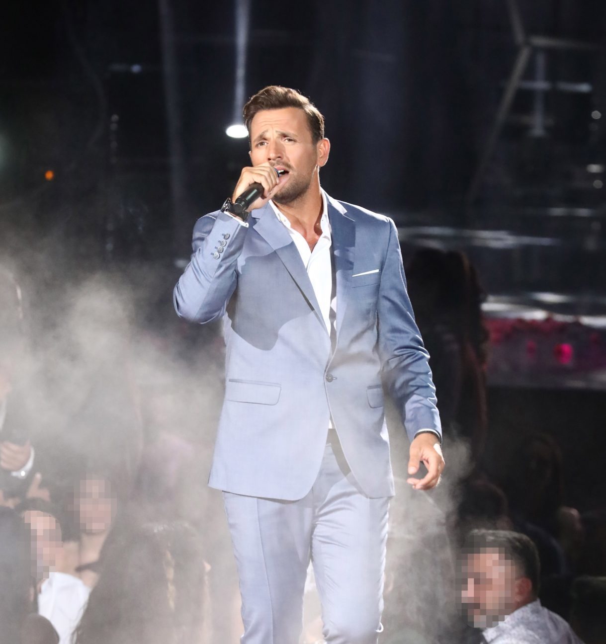 Νίκος Βέρτης: Επεισόδια στη συναυλία του! Σεκιούριτι πέταξαν απότομα θαυμαστή που ανέβηκε στη σκηνή