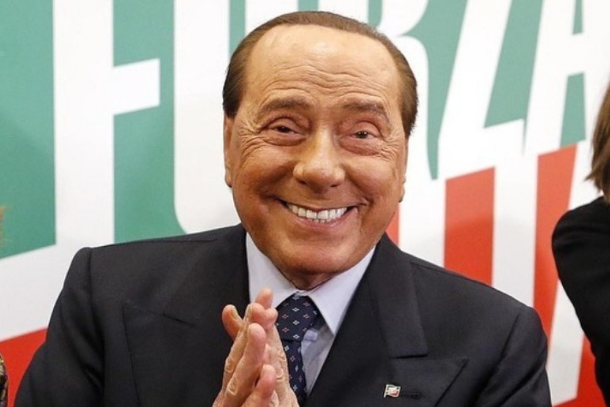 Ζωντανά η κηδεία του Σίλβιο Μπερλουσκόνι - Κοσμοσυρροή στο Ντουόμο του Μιλάνου