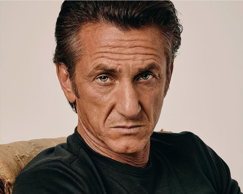 Σον Πεν: Τα δημόσια φιλιά με την κατά 20 χρόνια νεότερή του σύντροφο