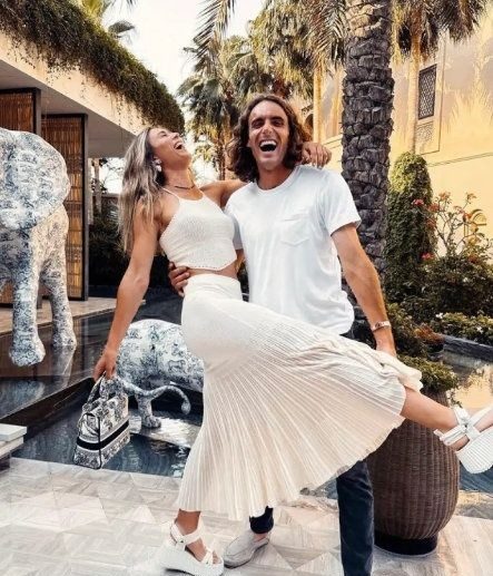 Στέφανος Τσιτσιπάς: Γλέντι αλά ελληνικά με την σύντροφό του στο Ντουμπάι - Χόρεψαν συρτάκι και έσπασαν πιάτα!