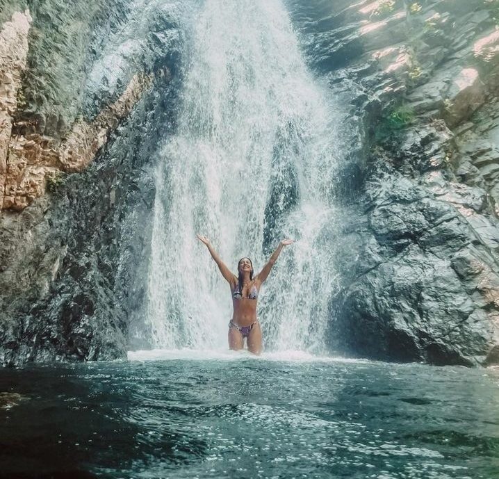 Ευγενία Σαμαρά: Βουτιές σε καταρράκτη της Σαμοθράκης