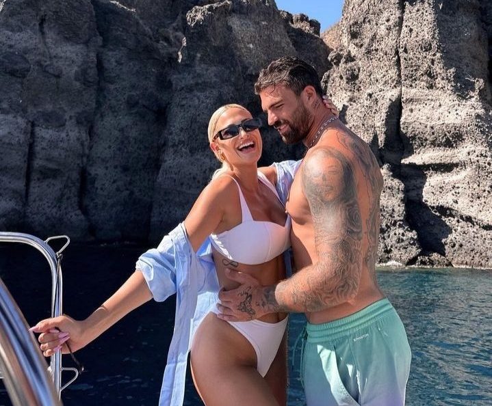 Τούνη - Αλεξάνδρου: Στη Σαντορίνη μαζί με τον γιο τους