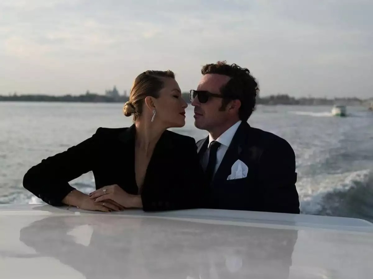 Καγιά & Κρασσάς: Τρυφερά φιλιά στη Μύκονο για το ερωτευμένο ζευγάρι