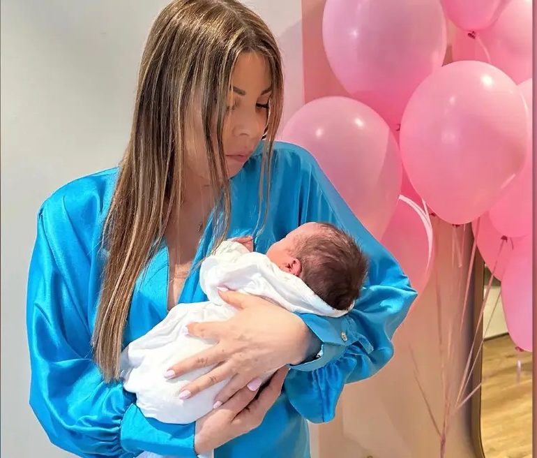 Άντζελα Δημητρίου: «Η μικρή μου μοιάζει» – Τα πρώτα λόγια μετά την γέννηση της εγγονής της